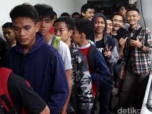 Suka Duka Penonton Bayaran: Kenal Artis tapi Harus Rela Tidur di Emperan