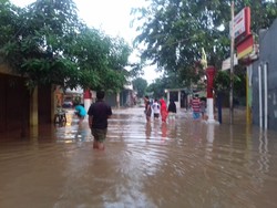 Meski Hujan Reda, Banjir Masih Menggenangi Perumahan di Bekasi Timur Ini