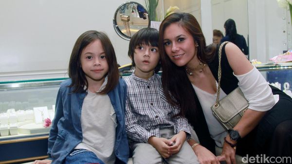 Lucunya Kedua Buah Hati Wulan Guritno