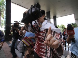 Jenguk Suaminya di KPK, Istri Irman Gusman Tutupi Wajah Pakai Tas