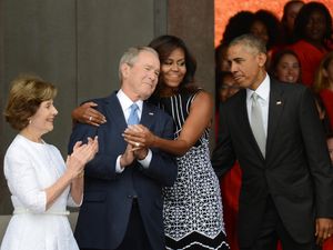 So Sweet, Saat Michelle Obama Memeluk Mesra George Bush So Sweet, Saat Michelle Obama Memeluk Mesra George Bush