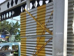 Garis Polisi Terpasang, Rangka JPO Pasar Minggu Masih Berdiri Menantang
