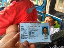 11 Tahun Tinggal di Bajaj, Amat Terpaksa Belajar di Trotoar