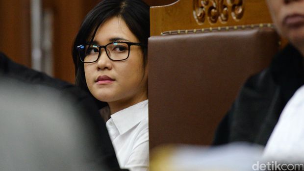 Ahli hukum pidana dari UII Yogyakarta, Mudzaki bersaksi untuk terdakwa Jessica Kumala Wongso di Pengadilan Negeri Jakarta Pusat, Senin (26/9/2016). Mudzakir menjadi saksi meringankan yang diajukan pihak terdakwa.