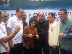 Sylviana Murni Ajak Pendukung Berfoto: Ayo Merapat, Kita Selfie Dulu