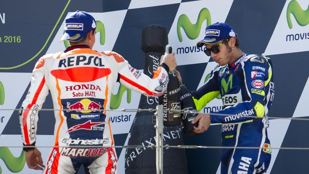 Marc Marquez menolak menjabat tangan duluan kepada Valentino Rossi.