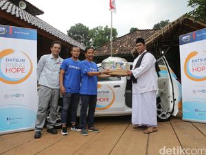 Datsun Ajak Persib Bandung Sumbang Buku dan Alat Olahraga