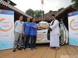 Datsun Ajak Persib Bandung Sumbang Buku dan Alat Olahraga