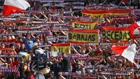 Fans Atletico Madrid membentangkan syal untuk mendukung timnya. Andrea Comas/Reuters/detikFoto.