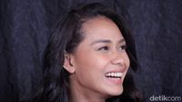 Senyum Manis Adinia Wirasti