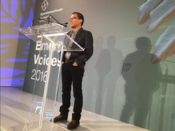 Eka Kurniawan Raih Penghargaan FT/OppenheimerFunds Emerging Voices