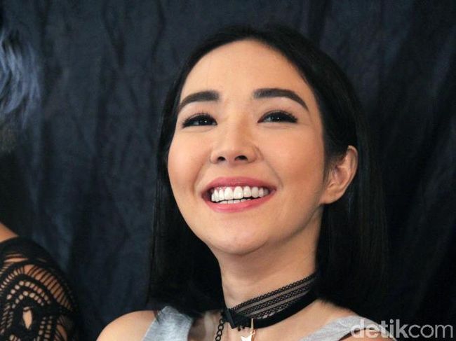 Gisel Jadi Mannequin di Video Klip Baru