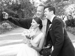 Foto Pernikahan di Taman, Sepasang Pengantin Dapat Kejutan dari Tom Hanks