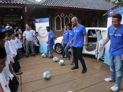 Ketika Penggawa Persib Donasikan Buku dan Peralatan Olahraga