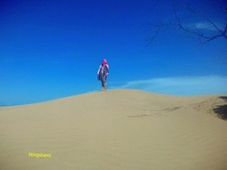 Menapaki Padang Pasir di Pantai Oetune, NTT