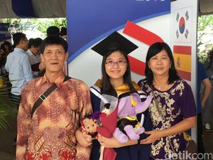 Kuliah di NTU, Dewi Suryana Bertahan dengan Lauk SGD 1 Per Hari di Kantin