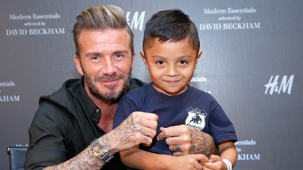 Ramahnya David Beckham Layani Para Fans