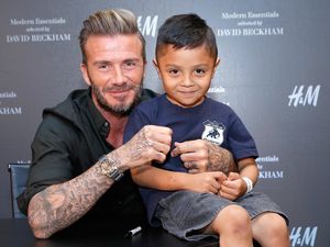 Ramahnya David Beckham Layani Para Fans