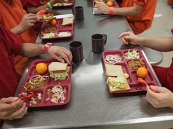 Inilah Makanan Enak Para Narapidana di Dalam Selnya (1)