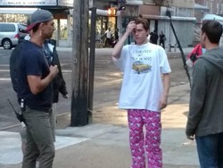 Wah, Spider-Man Pakai Celana Hello Kitty!