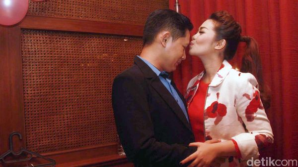 Muah..Fitri Carlina Cium Sang Suami