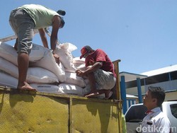 Tiga Pekerja Dibekuk Saat Asyik Curi Pupuk di Atas Truk
