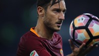 Francesco Totti adalah simbol loyalitas bagi AS Roma. Sayangnya, sang pangeran itu tak pernah mencicipi juara Liga Champions (Paolo Bruno/Getty Images)