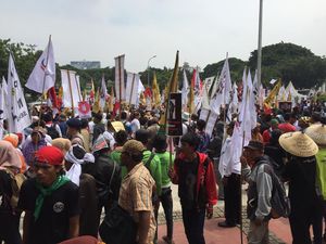 Massa Petani Demo di Depan Istana Merdeka, Lalin Tersendat
