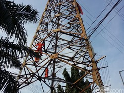 Pria yang Panjat Sutet di Pasar Senen Sempat Siram Bensin ke Petugas