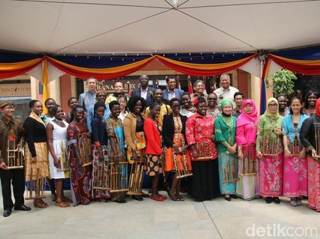 Alunan Angklung Pukau Warga Nairobi di Festival ASEAN