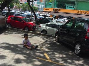 Terlalu, Ibu Ini Suruh Anaknya Duduk di Parkiran 20 Menit Agar Mobilnya Bisa Parkir