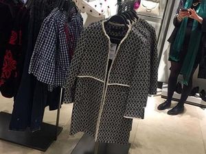 Ada di Mana-mana, Jaket Zara Rp 1,8 Juta Ini Dipakai Banyak Wanita