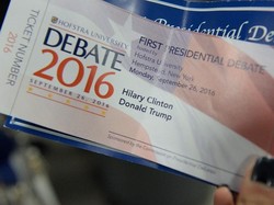 Ups... Nama Hillary Clinton Salah Tulis di Tiket Suvenir Debat Capres AS