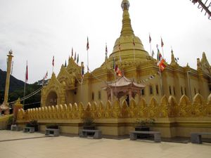 Bukan di Myanmar, Pagoda Emas Ini Ada di Sumatera Utara