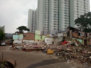 Satpol PP DKI Bongkar Rumah Warga di Bukit Duri Pagi ini Satpol PP DKI Bongkar Rumah Warga di Bukit Duri Pagi ini