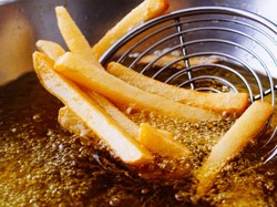 Bikin Gorengan Lebih Sehat Dengan Trik Ini