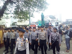 Backhoe Mulai Ratakan Bangunan di Bukit Duri, Jakarta Selatan