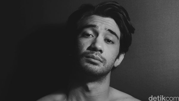 Gaya Reza Rahadian saat Pemotretan Celeb of The Month