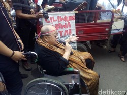 Berkursi Roda Jaya Suprana Datang ke Bukit Duri: Selesaikan Dulu Proses Hukum