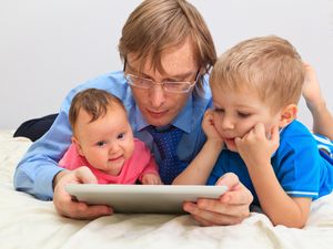 Gadget Bagi Anak, Ya atau Tidak? Gadget Bagi Anak, Ya atau Tidak?