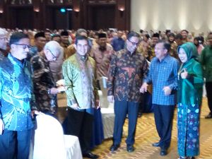 Momen JK Ajak Anies Baswedan dan Sylviana Murni Foto Bersama