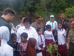 Menteri Siti Bagikan Bibit Tanaman, Buku Tulis dan Minyak Goreng ke Warga Jambi