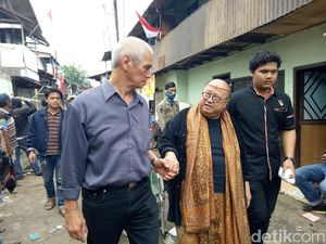 Datang dengan Kursi Roda, Jaya Suprana Akhirnya Jalan Kaki di Bukit Duri Datang dengan Kursi Roda, Jaya Suprana Akhirnya Jalan Kaki di Bukit Duri