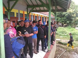 Ridwan Kamil Serahkan Uang Hasil Penggalangan Dana ke Korban Banjir Garut