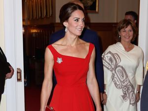 Emmy Rossum Pakai Gaun Merah Kate Middleton Saat di Kanada, Mana Favorit Anda?