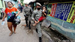 Satpol PP Bantu Warga Bukit Duri Evakuasi Barang