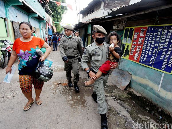 Satpol PP Bantu Warga Bukit Duri Evakuasi Barang