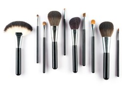 Pria Bersihkan Alat Makeup Istri, Endingnya Malah Bikin Netizen Prihatin