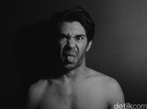 Reza Rahadian: Cinta Ibu Lebih Penting daripada Paksa Anak untuk Berprestasi