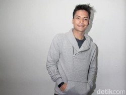 Bukan Zaskia Gotik, Randy Pangalila Kencani Cewek Bule?